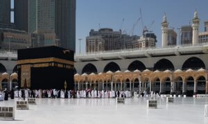 muslims reciting dua as its their first time seeing the kaaba during pilgrimage