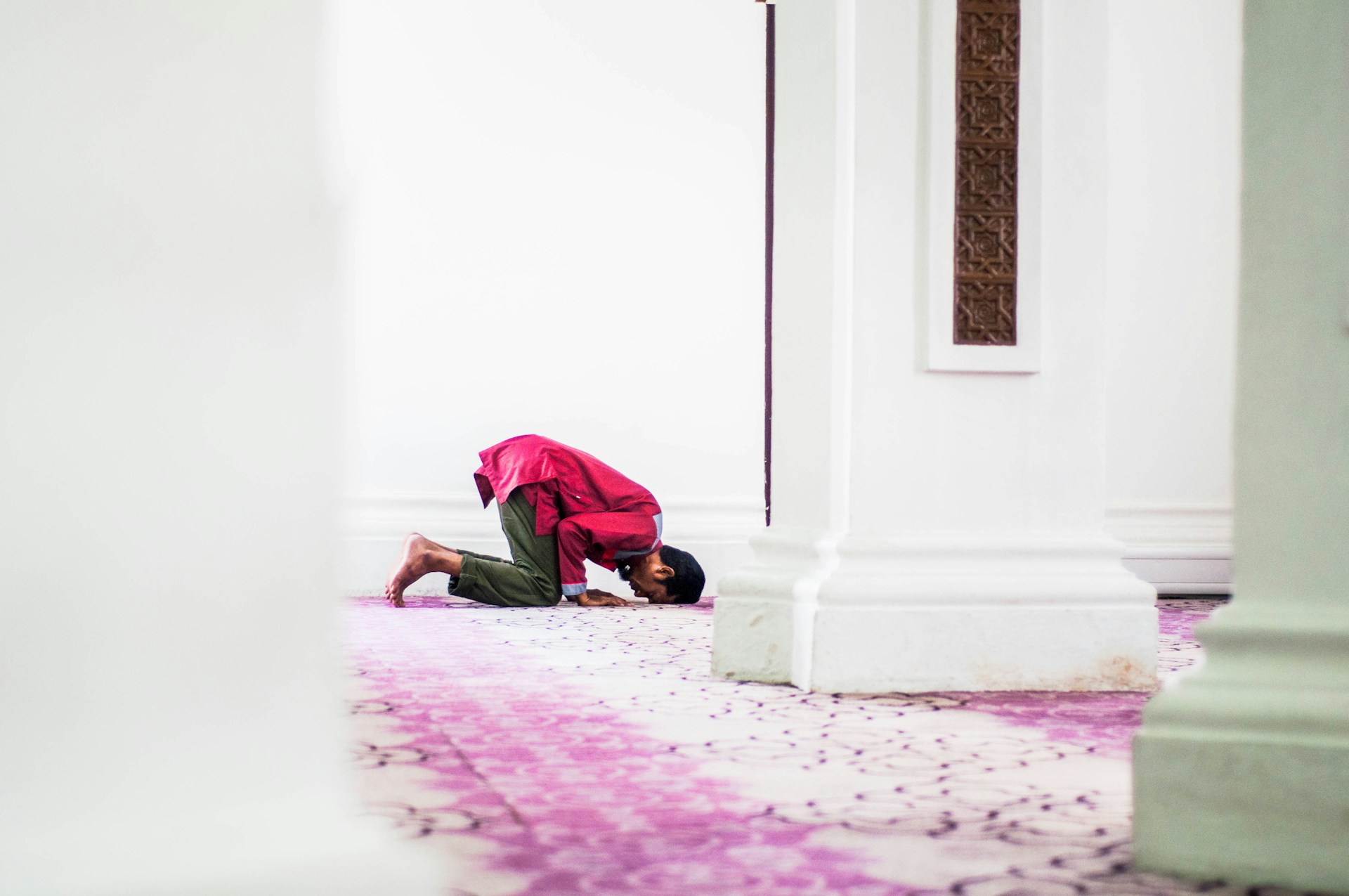 muslim man in sujood praying to Allah SWT