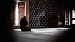 muslim man making dua to Allah during ramadan