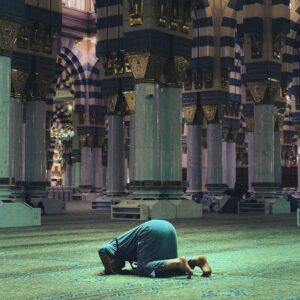 muslim praying in masjid al haram